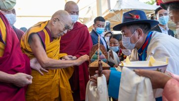 ཚོགས་ཁག་བཞིས་བརྟན་བཞུགས་བསྟར་འབུལ།