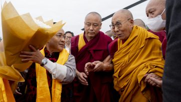 སྒང་ཏོག་ཏུ་༸ཞབས་སོར་བདེ་བར་འཁོད་པ།