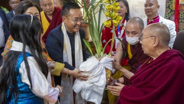 འབྲས་ལྗོངས་མངའ་སྡེ་གཞུང་གིས་ཆེ་བསྟོད་གསོལ་ཚིགས་འདེགས་འབུལ་ཞུས་པ། 
