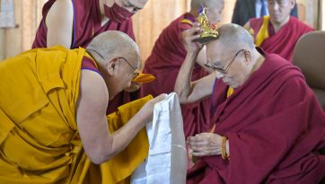 གནས་མཆོག་རྡོ་རྗེ་གདན་དུ་ཞབས་སོར་བདེ་བོར་འཁོད་པ། 