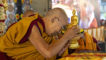 གནས་མཆོག་རྡོ་རྗེ་གདན་དུ་ཆོས་དབྱིངས་བསྟོད་པའི་གསུང་ཆོས་དབུ་འཛུགས་མཛད་པ། 