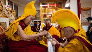 ཤིང་འབྲུག་གནམ་ལོ་གསར་བཞད་ལ་རྣམ་རྒྱལ་གྲྭ་ཚང་གིས་བརྟན་བཞུགས་བསྟར་འབུལ་ཞུས་པ། 