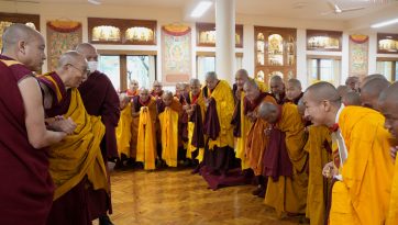 ཆོ་འཕྲུལ་ཟླ་བར་དགེ་ཚུལ་སློང་གི་བསླབ་སྡོམ་འབོགས་སྩོལ་གནང་བ། 