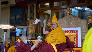 ཆོ་འཕྲུལ་དུས་ཆེན་ཉིན་ཆོས་འབྲེལ་བཀའ་དྲིན་སྩལ་བ།