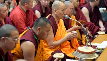 དགའ་ལྡན་ལྷ་བརྒྱ་མའི་ཆོས་འབྲེལ་བཀའ་དྲིན་སྩལ་བ། 