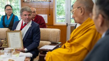 ཨ་རིའི་གྲོས་ཚོགས་འཐུས་མིའི་སྐུ་ཚབ་ཚོགས་ཆུང་ལ་མཇལ་འཕྲད་གནང་བ། 