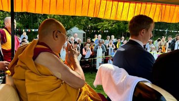 ཨི་ཐ་ཁའི་རྣམ་རྒྱལ་གྲྭ་ཚང་གི་ནང་ཆོས་སློབ་གཉེར་ཁང་དུ་ཆིབས་བསྒྱུར་བསྐྱངས་པ།