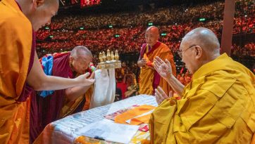 སུད་སི་དང་ལེག་ཏེན་སིཊཡན་བོད་རིགས་མི་མང་གིས་བརྟན་བཞུགས་བསྟར་འབུལ་ཞུས་པ།