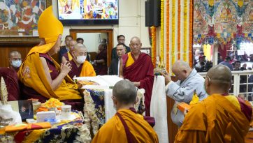 ཚེ་དཔག་མེད་དྭངས་མ་བཅུད་འདྲེན་གྱི་སྒོ་ནས་བརྟན་བཞུགས་བསྟར་འབུལ་ཞུས་པ། 