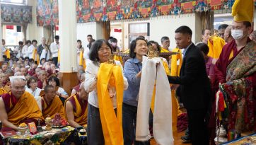 ཐའེ་ཝན་གྱི་དད་ལྡན་མི་མང་གིས་བརྟན་བཞུགས་བསྟར་འབུལ་ཞུས་པ།