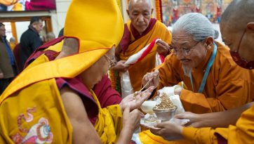 ཁུ་ནུ་ནང་པའི་དགོན་སྡེ་དང་ཡུལ་སྡེ་ཁག་གིས་བརྟན་བཞུགས་བསྟར་འབུལ་ཞུས་པ། 