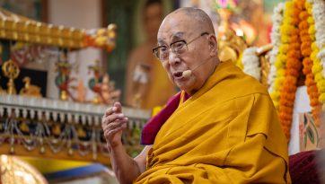 ཚེ་དཔག་མེད་དྭངས་མ་བཅུད་འདྲེན་གྱི་ཆོ་གའི་སྒོ་ནས་བརྟན་བཞུགས་བསྟར་འབུལ་ཞུས་པ། 