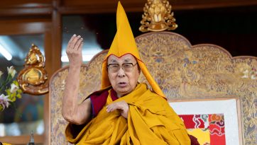 ཆོ་འཕྲུལ་དུས་ཆེན་ཉིན་སྐྱེས་རབས་དང་སེམས་བསྐྱེད་ཀྱི་ཆོས་འབྲེལ་སྩལ་བ།