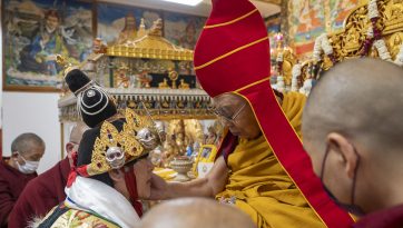 གནས་ཆུང་གྲྭ་ཚང་གིས་རྒྱལ་པོ་ཚེ་ལྷ་དཀར་པོའི་སྒོ་ནས་བརྟན་བཞུགས་བསྟར་འབུལ་ཞུས་པ།