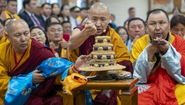 སོག་པོའི་དད་ལྡན་སེར་སྐྱ་ཁག་ཅིག་ལ་མཇལ་ཁ་དང་བཀའ་སློབ་སྩལ་བ། 