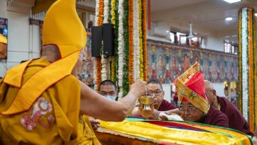 བཀའ་ཤག་གིས་གཞིས་བྱེས་བོད་མི་ཡོངས་ཀྱི་ཚབ་ཞུས་ཏེ་བརྟན་བཞུགས་བསྟར་འབུལ་ཞུས་པ།