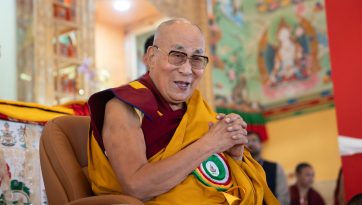 ཟངས་དཀར་དུ་༸ཞབས་སོར་འཁོད་དེ་དཀར་ཤ་ཕོ་བྲང་དང་ནཱ་ལེནྡྲ་རིག་གཞུང་སློབ་གཉེར་ཁང་དབུ་འབྱེད་མཛད་པ།