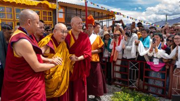 ཟངས་དཀར་དཔའ་ལྡུམ་གྲུ་འཛིན་ཕོ་བྲང་དུ་བརྟན་བཞུགས་བསྟར་འབུལ་ཞུས་པ།