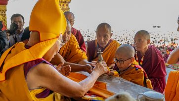 དཀར་ཤ་ཕོ་བྲང་དུ་ལམ་གཙོ་རྣམ་གསུམ་དང་སེམས་བསྐྱེད་ཀྱི་ཆོས་འབྲེལ་བཀའ་དྲིན་སྩལ་བ།