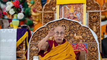 གླེ་ཡི་ཇོ་ཁང་བསྐྱར་བཞེངས་ཀྱི་ས་གཞིར་བྱིན་རླབས་དང་མི་མང་ལ་བཀའ་སློབ་སྩལ་བ།