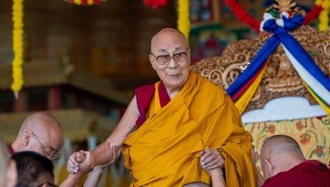 ལ་དྭགས་ཞི་བའི་ཚལ་དུ་ལྟ་ཁྲིད་དྲན་པ་བཞི་ལྡན་སོགས་ཀྱི་ཆོས་འབྲེལ་བཀའ་དྲིན་སྩལ་བ།