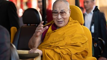 དང་སློབ་ནས་ཚེ་དཔག་མེད་དྭངས་མ་བཅུད་འདྲེན་གྱི་ཆོ་གའི་སྒོ་ནས་བརྟན་བཞུགས་བསྟར་འབུལ།