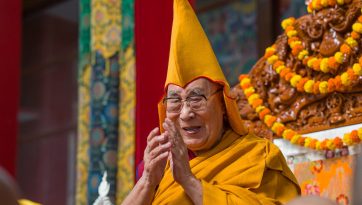 ལྔ་མཆོད་ཆེན་མོའི་ཚོགས་མགོན་དུ་ཆིབས་བསྒྱུར་གྱིས་དགེ་བཤེས་ལྷ་རམས་པའི་ཕྱག་ཁྱེར་བཞེས་ནས་ལོ་ ༥༡ འཁོར་བའི་རྗེས་དྲན་གཟེངས་རྟགས་འབུལ་བཞེས་མཛད་པ།