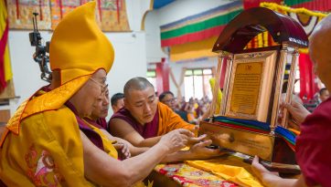 གདན་ས་ཆེན་པོ་དཔལ་ལྡན་འབྲས་དཀར་སྤུངས་པའི་གསེར་ཁྲིར་མངའ་གསོལ་དང་བརྟན་བཞུགས་བསྟར་འབུལ།