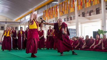 འཇང་དགུན་ཆོས་ཀྱི་རྣམ་འགྲེལ་དམ་བཅའ་ཆེན་མོའི་ཚོགས་མགོན་དུ་དབུ་བཞུགས་མཛད་པ།