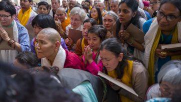 ལྷག་མཐོང་ཆེན་མོའི་ཟབ་སྦྱོང་འཛིན་གྲྭ་ལ་ཕེབས་པའི་སློབ་གཉེར་བ་རྣམས་ལ་བཀའ་སློབ་སྩལ་བ།