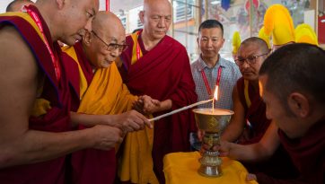 བློ་གསལ་གླིང་གྲྭ་ཚང་དུ་རྣམ་འགྲེལ་མཚན་ཕུད་དམ་བཅའ་ཆེན་མོར་དབུ་བཞུགས་གནང་བ།