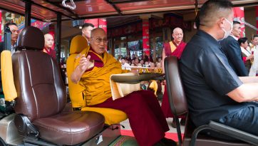 རྡ་ས་མདོ་སྟོད་ཆོལ་ཁ་དང་གློ་སྒྲིག་བདེ་དོན་ཚོགས་པ་གཉིས་ཀྱིས་བརྟན་བཞུགས་བསྟར་འབུལ་ཞུས་པ།