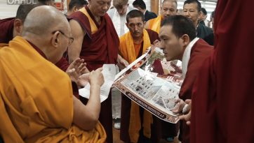 ཨ་རི་སོགས་ཕྱི་རྒྱལ་ཡུལ་གྲུ་ཁག་ནས་ཕེབས་པའི་དད་ལྡན་པ་དང་རྩོམ་པ་པོ་སོགས་ལ་མཇལ་ཁ་སྩལ་བ།