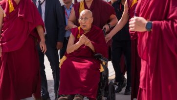ལ་དྭགས་སུ་༸ཞབས་སོར་བདེ་བར་འཁོད་པ།
