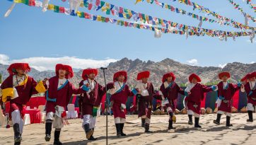 གླེ་ཡི་ཆོས་ལུགས་ཁག་ཐུན་མོང་གིས་གུས་བསྟོད་གསོལ་སྟོན་འདེགས་འབུལ་ཞུས་པ།