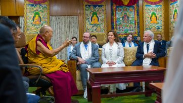 ཨ་རིའི་གྲོས་ཚོགས་འོག་མའི་ཁྲལ་བསྡུ་དང་ཐབས་བྱུས་ཚོགས་ཆུང་གི་ཚོགས་མི་རྣམས་ལ་མཇལ་འཕྲད་གནང་བ།
