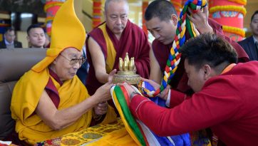 མོན་པའི་སློབ་ཕྲུག་ཚོགས་པས་བརྟན་བཞུགས་བསྟར་འབུལ།