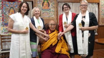 ཨོསྟྲེ་ལི་ཡཱའི་གྲོས་ཚོགས་གོང་འོག་མི་སྣ་ཁག་གཅིག་ལ་མཇལ་ཁ་དང་བཀའ་སློབ་སྩལ་བ།