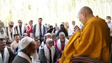 གླེ་ཡི་ལྷ་སའི་ཁ་ཆེ་རྣམས་ལ་མཇལ་ཁ་དང་བཀའ་སློབ་སྩལ་བ། 