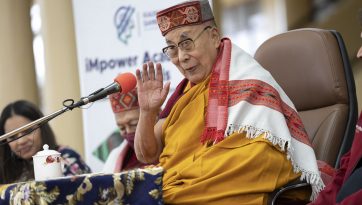 ཐེབས་རྩ་ཚོགས་པ་ཞིག་གི་འགོ་ལས་དང་སློབ་ཕྲུག་ཁག་ཅིག་ལ་བཀའ་སློབ་སྩལ་བ། 