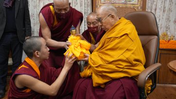 སྟག་འཚེར་རིན་པོ་ཆེའི་ཡང་སྲིད་ལ་མཇལ་ཁ་དང་བཀའ་སློབ་སྩལ་བ། 