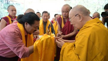 ཧི་མ་ལ་ཡ་ནཱ་ལནྡྲའི་ནང་པའི་སྲོལ་རྒྱུན་ལྷན་ཚོགས་ཀྱི་ཚོགས་མི་རྣམས་ལ་མཇལ་ཁ་སྩལ་བ། 