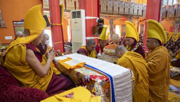 བཀྲ་ཤིས་ལྷུན་པོ་དགོན་པས་བརྟན་བཞུགས་བསྟར་འབུལ་ཞུས་པ།