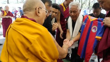 རྒྱལ་ཡུམ་ཆེན་མོའི་རྗེས་དྲན་རྐང་རྩེད་པོ་ལོའི་འགྲན་བསྡུར་གྱི་རྩེད་འགྲན་པ་རྣམས་ལ་མཇལ་ཁ་སྩལ་བ། 