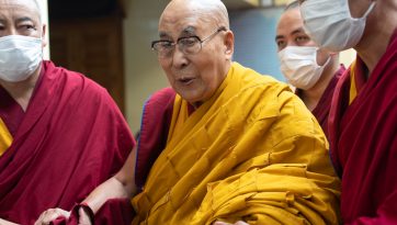 ས་ག་ཟླ་བའི་དུས་ཆེན་ཉིན་བློ་སྦྱོང་ཚིགས་བརྒྱད་མ་དང་སེམས་བསྐྱེད་ཀྱི་ཆོས་འབྲེལ་སྩལ་བ། 