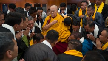 བོད་མིའི་སྒྲིག་འཛུགས་ཀྱི་ས་གནས་འགོ་འཛིན་རྣམས་ལ་མཇལ་ཁ་དང་བཀའ་སློབ་སྩལ་བ།
