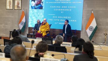 བྱམས་བརྩེ་དང་འཛིན་སྐྱོང་གི་བརྗོད་གཞིའི་ཐོག་བཀའ་སློབ་སྩལ་བ།