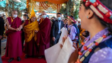 བོད་གཞུང་མང་ཡོངས་ནས་༸གོང་ས་མཆོག་ལ་བརྟན་བཞུགས་བསྟར་འབུལ་ཞུས་པ། 