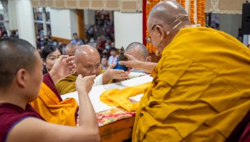 ལྷོ་ཤར་ཨེ་ཤ་ཡའི་ཆོས་ཞུ་བར་དབུ་མ་འཇུག་པ་དང་དེའི་རང་འགྲེལ་གྱི་གསུང་ཆོས་འཕྲོ་སྐྱོང་།