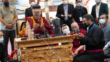 ལ་དྭགས་ཀྱི་ནང་པ་དང་ཁ་ཆེ། ཡི་ཤུ་བཅས་ཀྱི་ལྷ་ཁང་དང་མཆོད་ཁང་དུ་གནས་གཟིགས་མཛད་པ། 